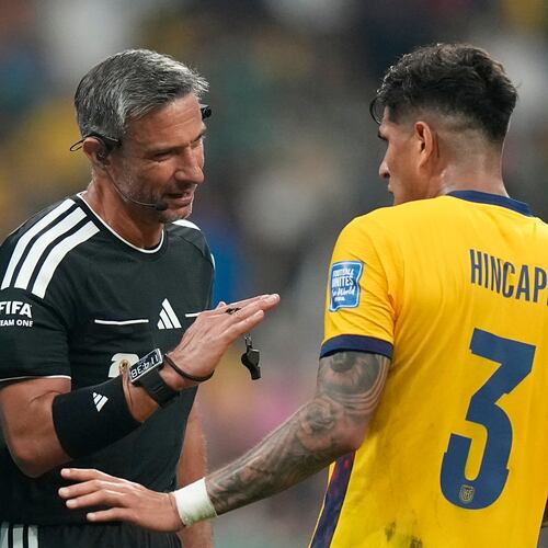 Referee Slavko Vincic, of Slovenia, talks to Ecuador's Piero Hincapie (3) during the World Cup round of 32 soccer match between Mexico and Ecuador in Mexico City, Tuesday, June 30, 2026. (AP Photo/Fernando Llano)