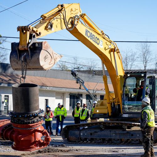 DeKalb County watershed crews work to repair a broken water main on Clairmont Road on Thursday, Jan. 16, 2025. (Ben Hendren for The Atlanta Journal-Constitution)