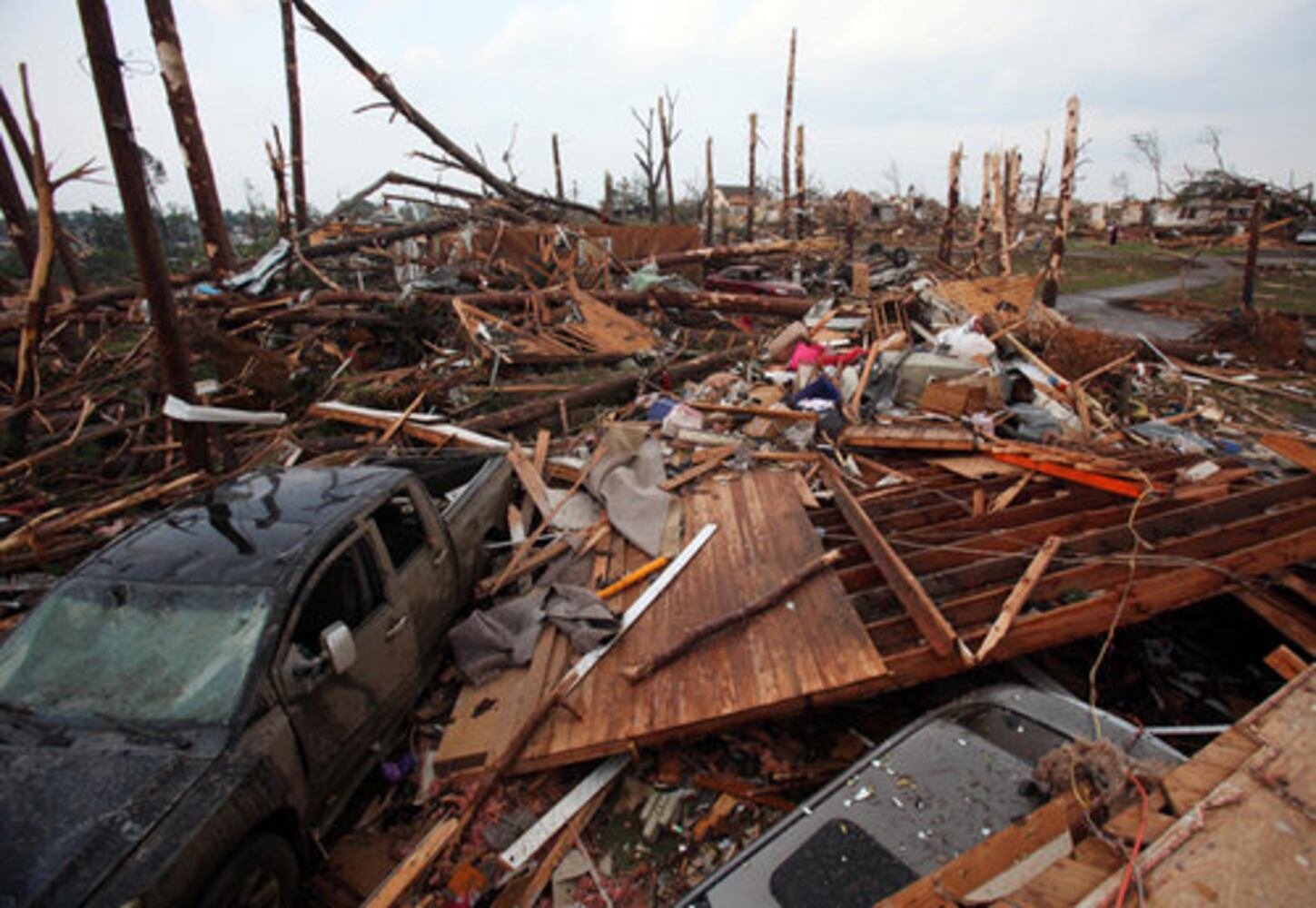 Deadly tornado rips through Tuscaloosa, Ala.