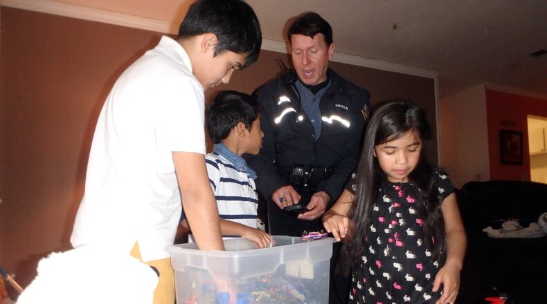 When children see Pihera, their faces light up because they know he will treat them well and bring them presents. Mario Guevara/MundoHispanico