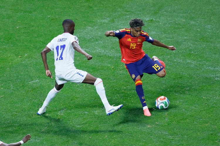 Spain forward Lamine Yamal (right) dribbles under pressure during a World Cup match against Cape Verde on Monday, June 15, 2026, at Atlanta Stadium. (Miguel Martinez/AJC)