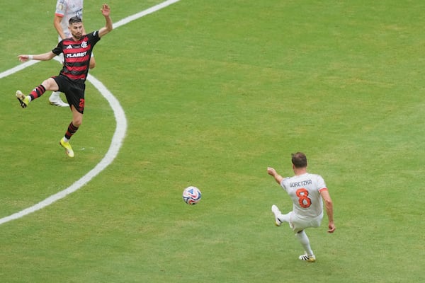 Bayern Munich's Leon Goretzka, right, scores his side's 3rd goal during the Club World Cup round of 16 soccer match between CR Flamengo and Bayern Munich in Miami Gardens, Fla., Sunday, June 29, 2025. (AP Photo/Marta Lavandier)