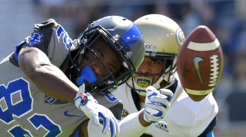 October 13, 2018 Atlanta - Duke wide receiver Chris Taylor (82) can't catch a pass in the first half at Bobby Dodd Stadium on October 13, 2018. HYOSUB SHIN / HSHIN@AJC.COM