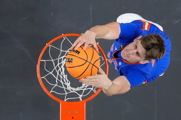 Florida's Alex Condon dunks the ball against Houston during the second half in the national championship at the Final Four of the NCAA college basketball tournament, Monday, April 7, 2025, in San Antonio. (AP Photo/Eric Gay)