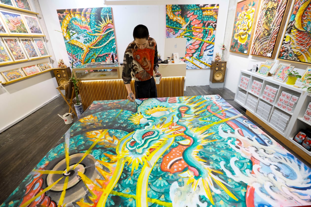Local artist Andrew Bloom works on a large piece in his second-floor Ponce City Market gallery on Monday, April 14, 2025. Bloom also offers hands-on art classes, which make a creative Valentine’s Day date idea. (Miguel Martinez/AJC)