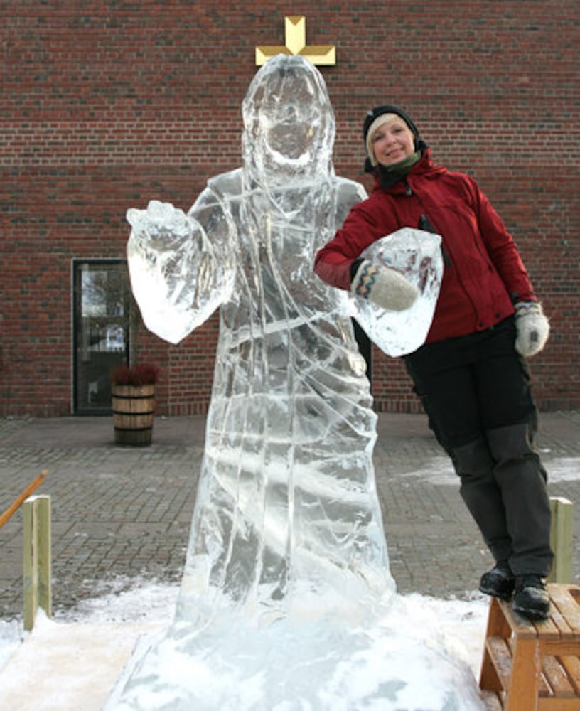 Artist creates ice statue of Jesus
