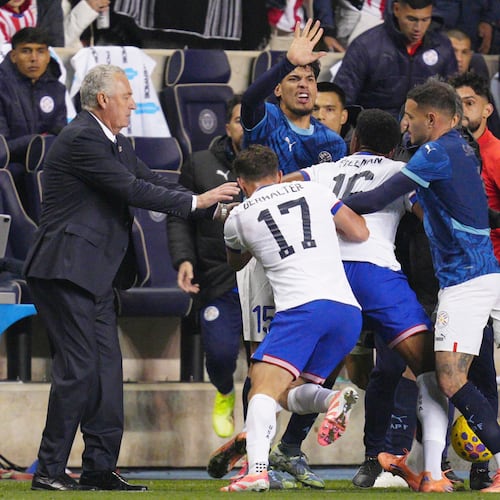 Paraguay's Gustavo Gomez (15), United States' Sebastian Berhalter (17) and Alex Freeman (16) and Paraguay's Antonio Sanabria scuffle on the sidelines during the second half of an international friendly soccer match, Saturday, Nov. 15, 2025, in Chester, Pa. (AP Photo/Derik Hamilton)