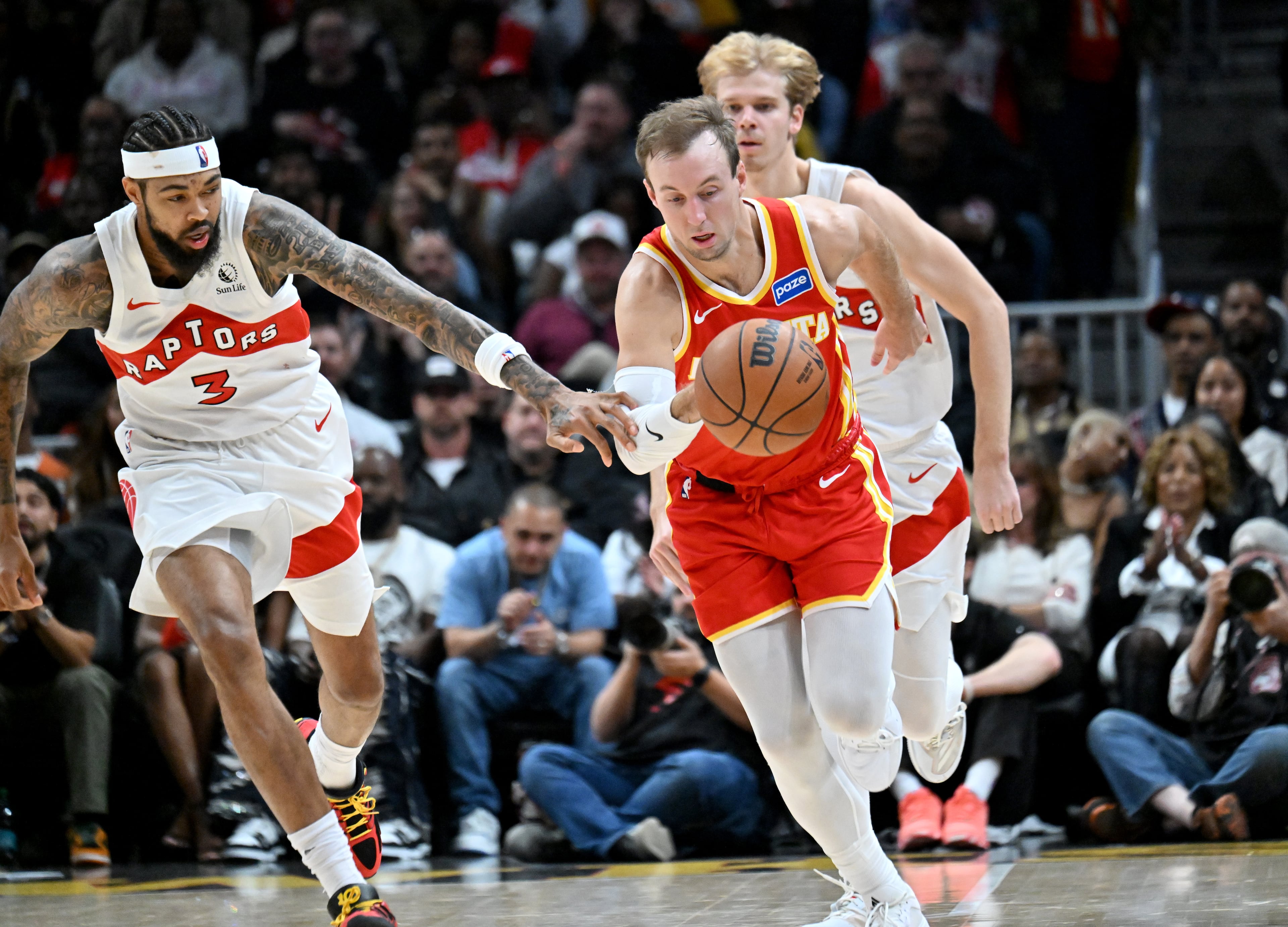 Atlanta Hawks guard Luke Kennard (3) brings the ball upcourt during the second half in the home opener at State Farm Arena, Thursday, October 22, 2025, in Atlanta. Toronto Raptors won 138-118 over Atlanta Hawks. (Hyosub Shin / AJC)