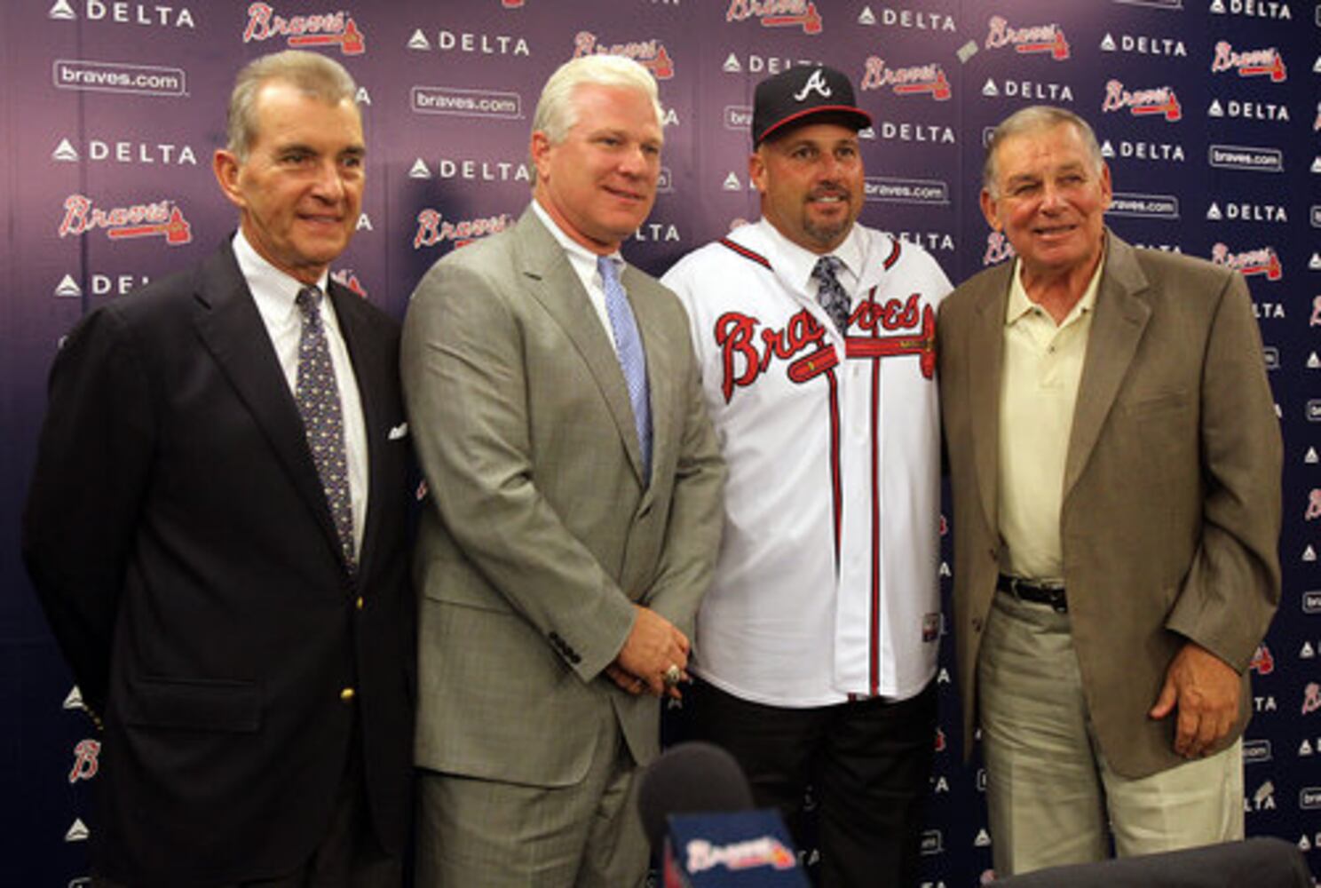 Gonzalez follows Cox as Braves manager