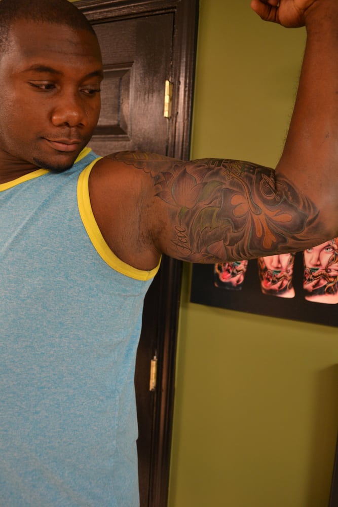 Atlanta tattoo artist inks baseball players, including Braves