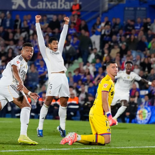 Real Madrid's Kylian Mbappe, left, looks at the ball after scoring during a La Liga soccer match between Getafe and Real Madrid in Getafe, Spain, Sunday, Oct. 19, 2025. (AP Photo/Manu Fernandez)