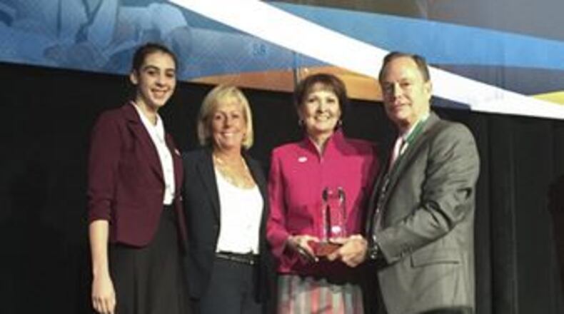 From left: Hannah Peevy, Lindsay Reeves and Dr. Bonita Jacobs accept the 2017 NCAA DII Award of Excellence from Steve Scott, Chair of the NCAA Division II Presidents Council, on Jan. 21 at the NCAA Convention in Nashville, Tennessee.