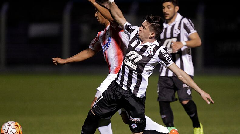 Vladimir Hernandez of Colombia's Junior, back, fights for the ball with Manuel Castro of Uruguay's Wanderers, front, during a Copa Sudamericana soccer match in Montevideo, Uruguay,Wednesday, Sept. 21, 2016. (AP Photo/Matilde Campodonico)