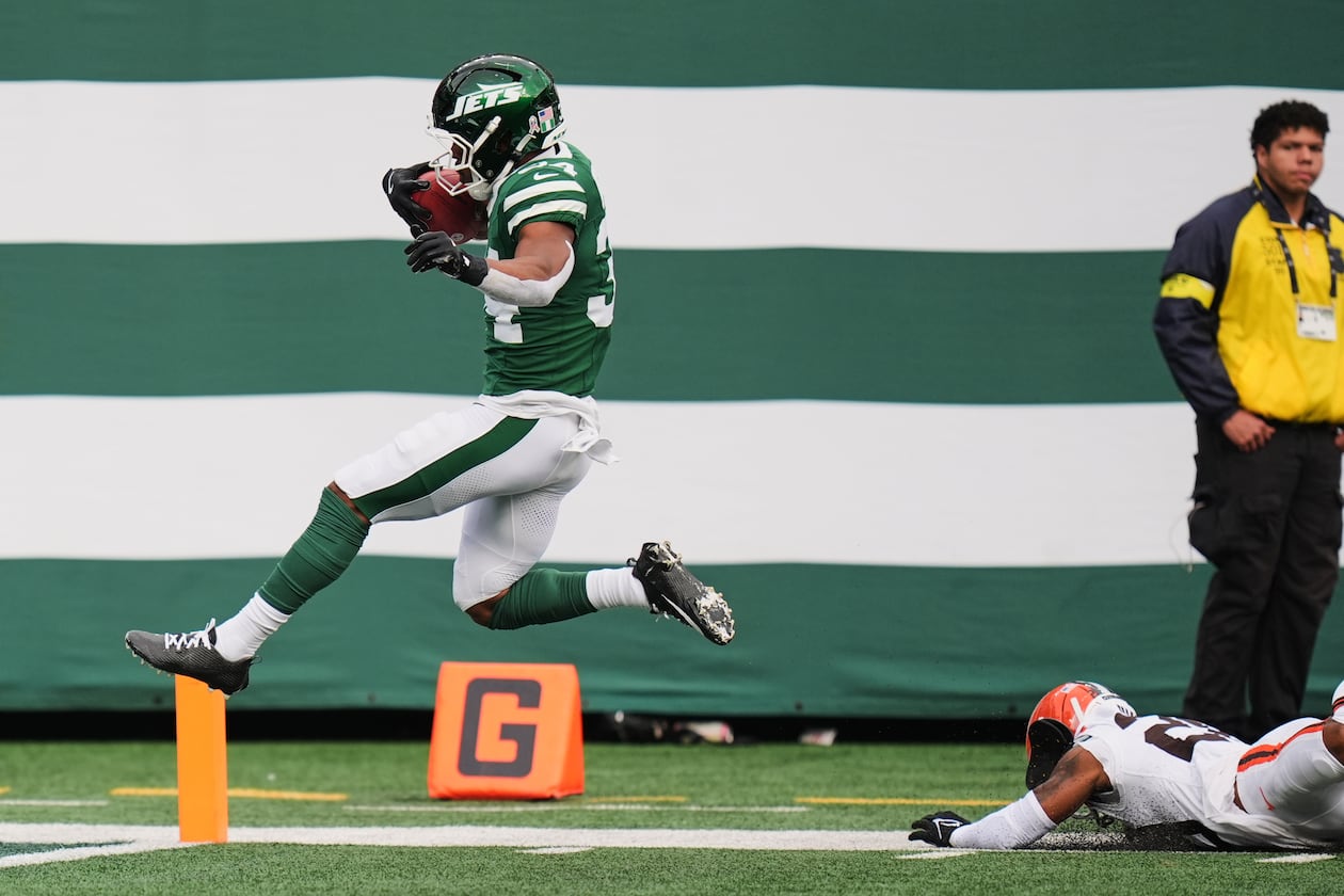 New York Jets running back Kene Nwangwu (left) takes a kickoff return into the end zone for a touchdown in front of Cleveland Browns cornerback Tre Avery (bottom right) in an NFL football game Sunday, Nov. 9, 2025, in East Rutherford, N.J. (Seth Wenig/AP)