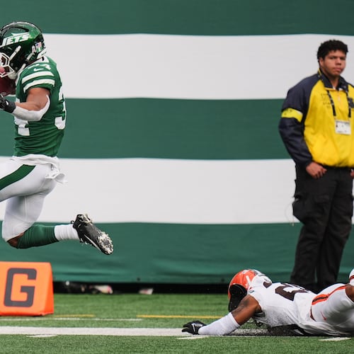 New York Jets running back Kene Nwangwu (left) takes a kickoff return into the end zone for a touchdown in front of Cleveland Browns cornerback Tre Avery (bottom right) in an NFL football game Sunday, Nov. 9, 2025, in East Rutherford, N.J. (Seth Wenig/AP)