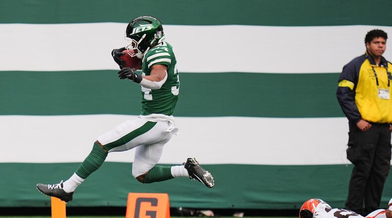 New York Jets running back Kene Nwangwu (left) takes a kickoff return into the end zone for a touchdown in front of Cleveland Browns cornerback Tre Avery (bottom right) in an NFL football game Sunday, Nov. 9, 2025, in East Rutherford, N.J. (Seth Wenig/AP)