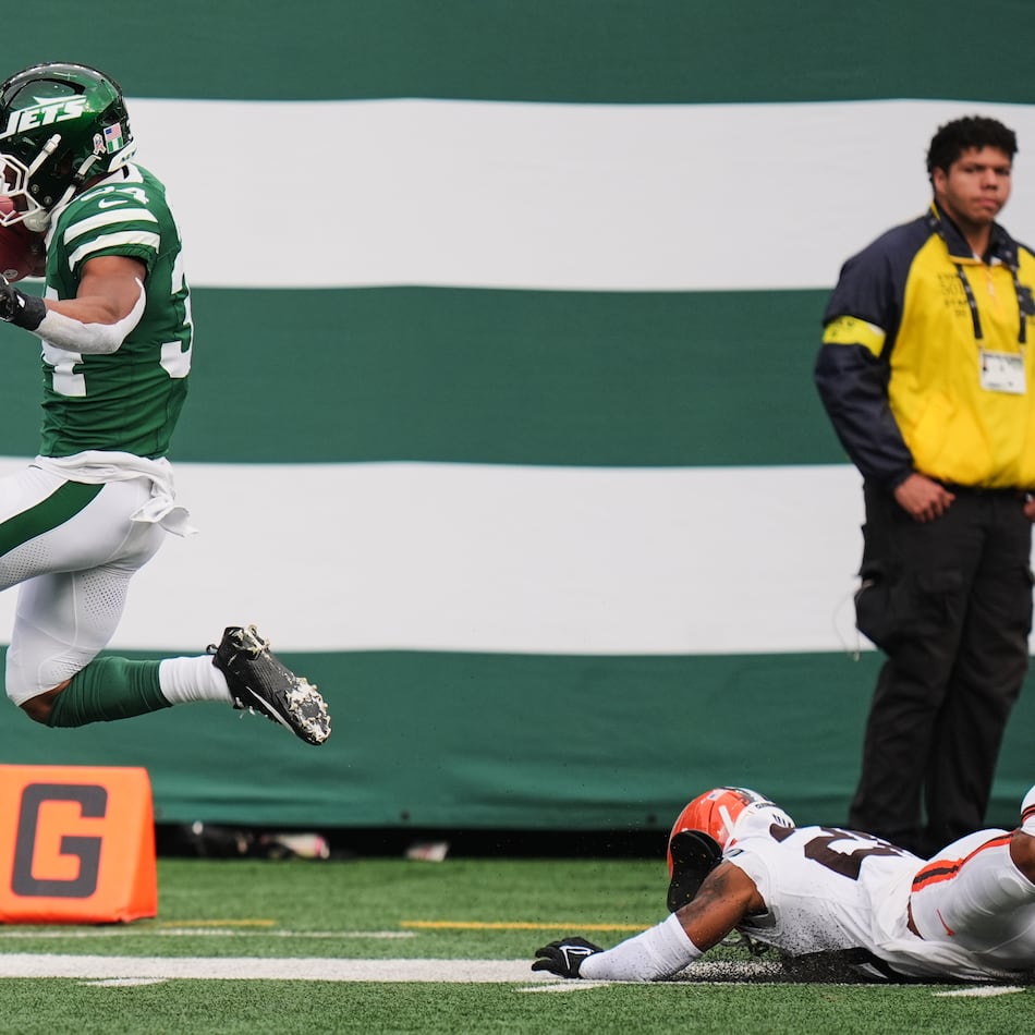 New York Jets running back Kene Nwangwu (left) takes a kickoff return into the end zone for a touchdown in front of Cleveland Browns cornerback Tre Avery (bottom right) in an NFL football game Sunday, Nov. 9, 2025, in East Rutherford, N.J. (Seth Wenig/AP)