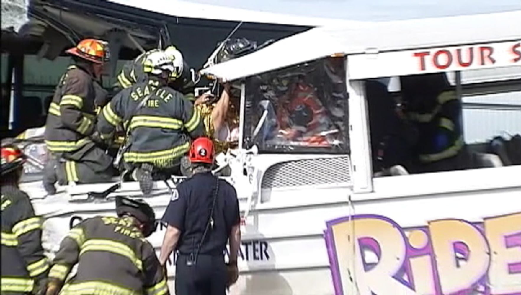 4 dead in crash between Duck vehicle, bus