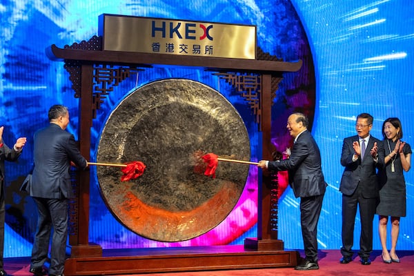 Robin Zeng, chairman of Contemporary Amperex Technology Co. (CATL), center right, strikes the gong at the listing ceremony in Hong Kong, Tuesday, May. 20, 2025. (AP Photo/Chan Long Hei)