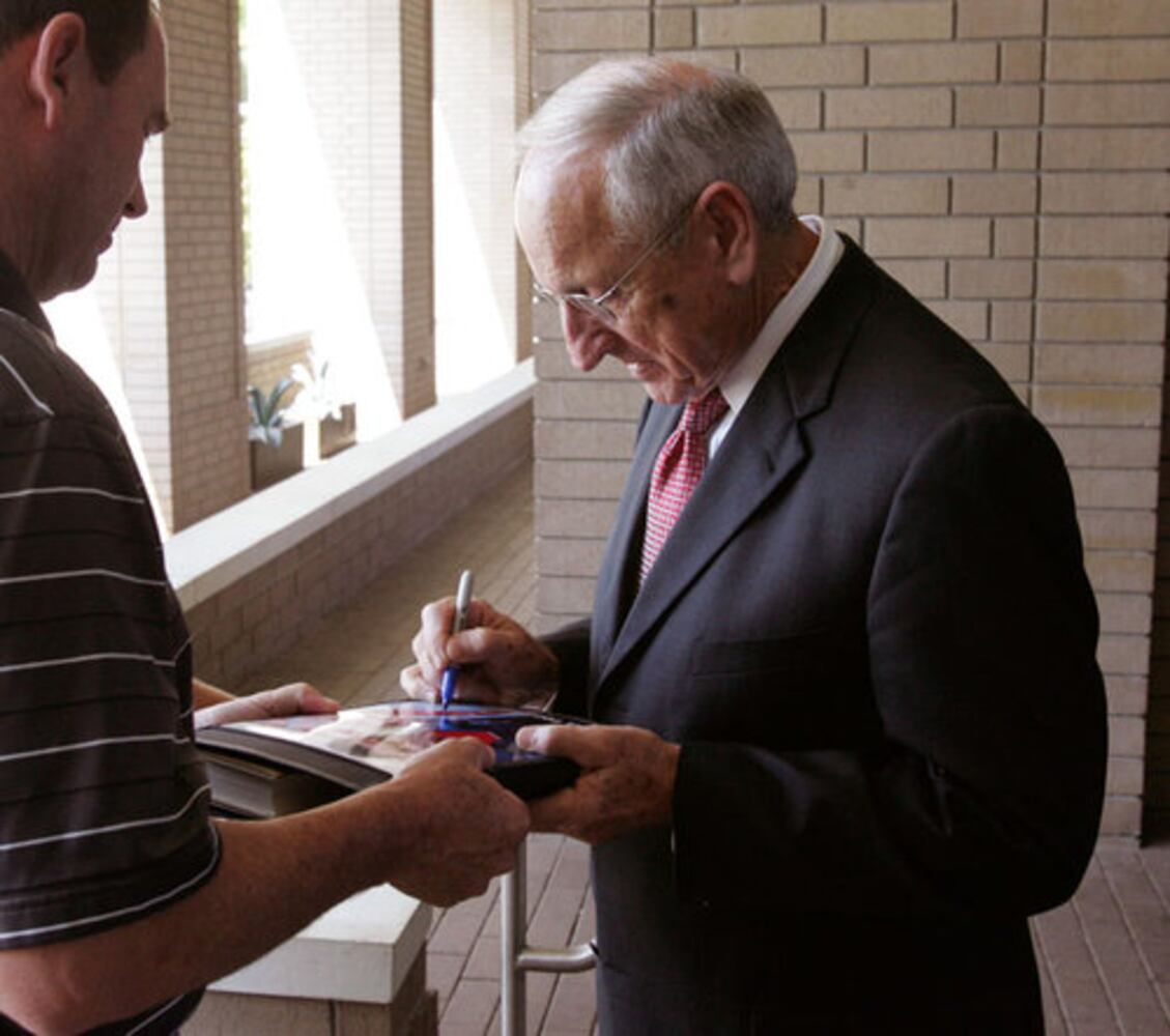 Former UGA coach Vince Dooley honored