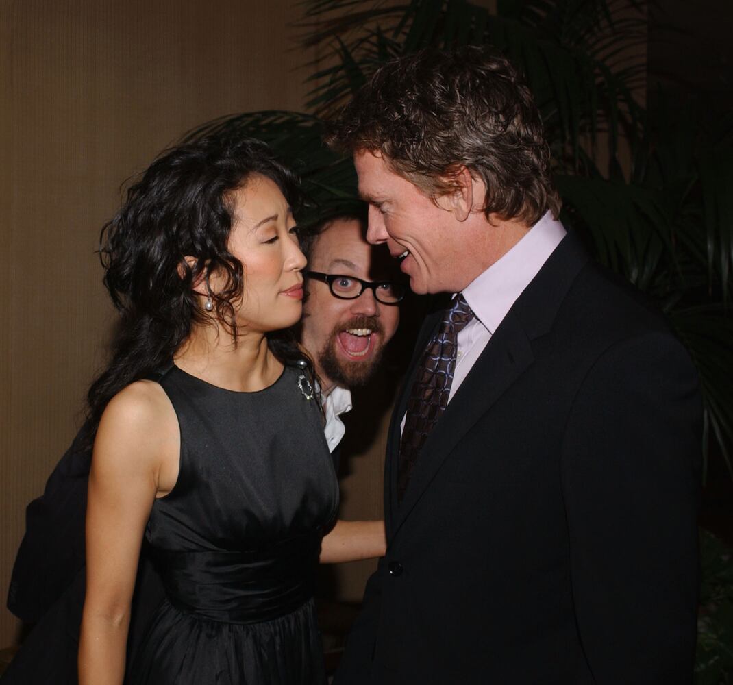 Paul Giamatti photobombs Sandra Oh and Thomas Haden Church