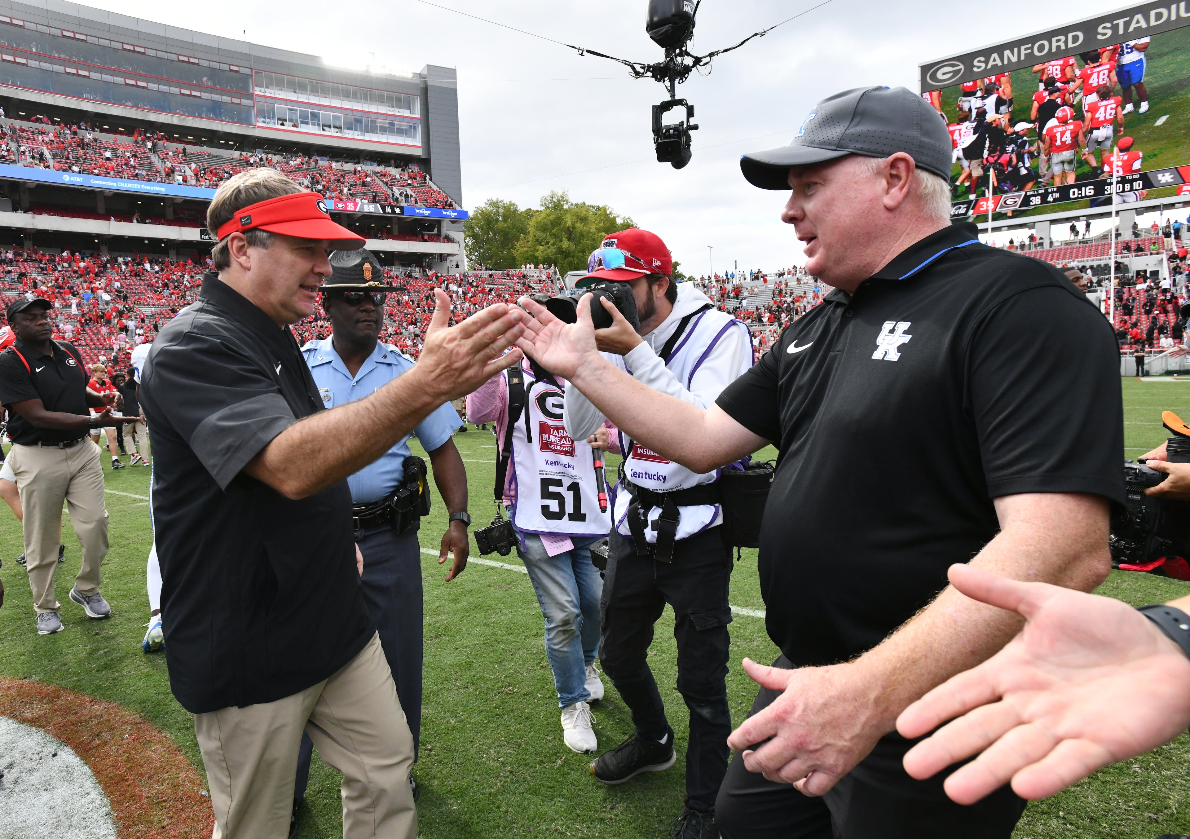 Georgia head coach Kirby Smart and Kentucky head coach Mark Stoops shake hands after Georgia beat Kentucky during a NCAA college football game at Sanford Stadium, Saturday, October 4, 2025, in Athens. Georgia won 35 -14 over Kentucky. (Hyosub Shin / AJC)