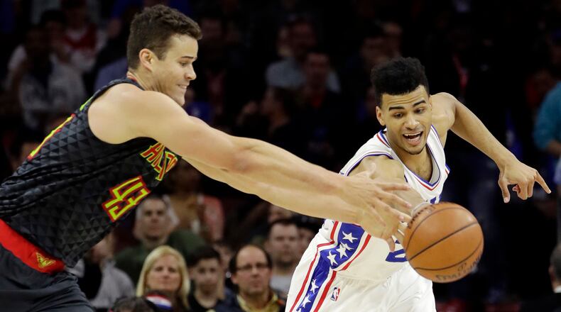 Philadelphia 76ers’ Timothe Luwawu-Cabarrot, right, and Atlanta Hawks’ Kris Humphries reach for a loose ball during the first half of an NBA basketball game, Wednesday, March 29, 2017, in Philadelphia. (AP Photo/Matt Slocum)