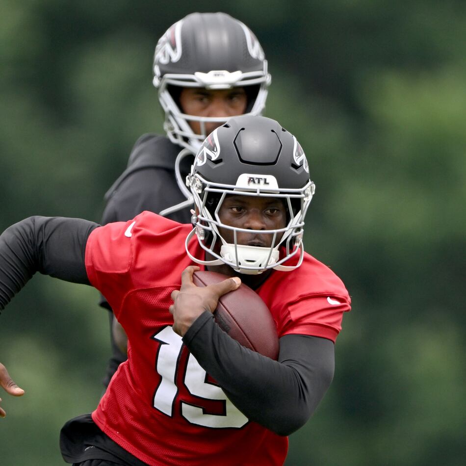 Atlanta Falcons running back Brian Robinson Jr. runs drills during an OTA workout at the team's training facility on May 27, 2026. (Hyosub Shin/AJC)