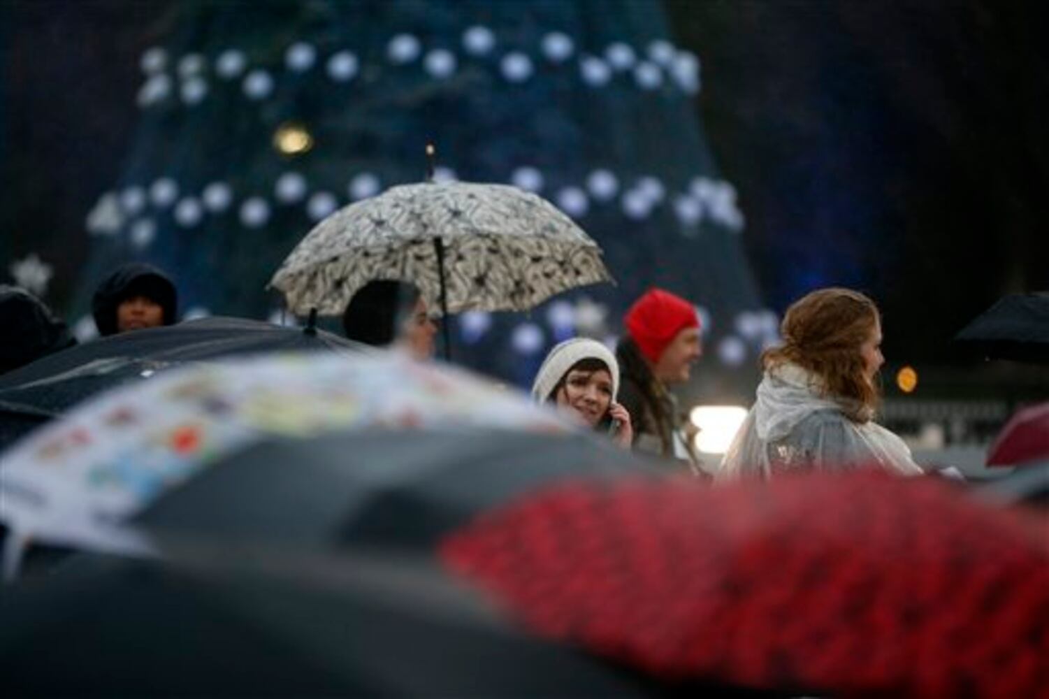Obama lights National Christmas Tree