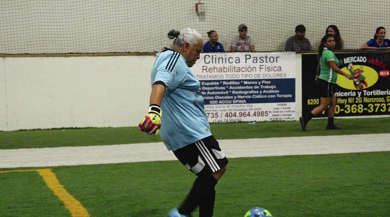 Gloria Rojas firmly believes that soccer is just the medicine that many women need. Samantha Díaz/MundoHispanico