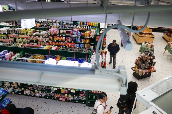 Shoppers at Azalea Fresh Market in downtown Atlanta on Thursday, Jan. 22, 2026. (Abbey Cutrer/AJC)