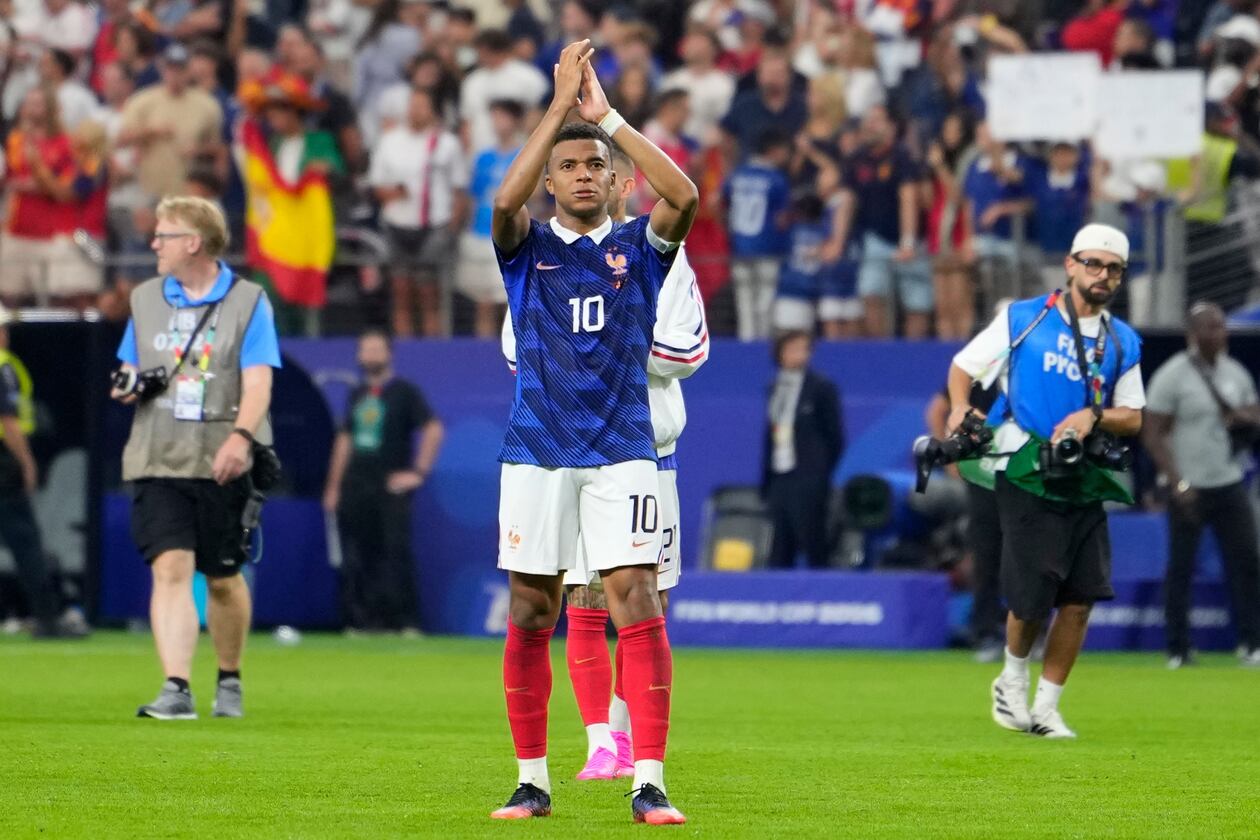 France's Kylian Mbappe (10) applauds after the World Cup semifinal soccer match between France and Spain in Arlington, Texas, near Dallas, Tuesday, July 14, 2026. (AP Photo/Tony Gutierrez)