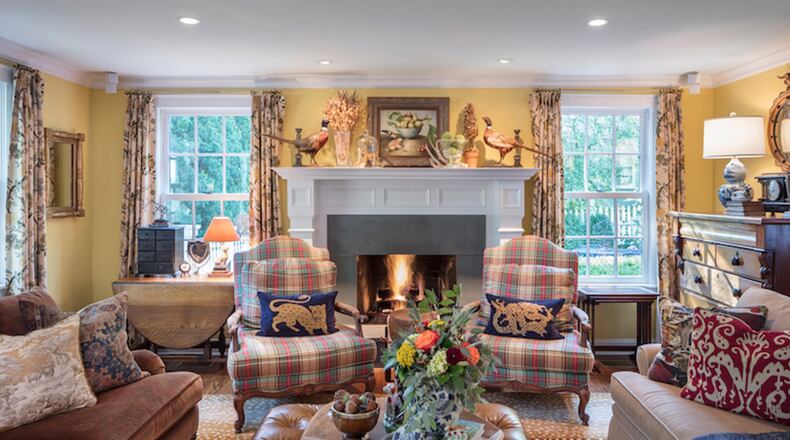 While Lisa s kitchen and family room are distinct spaces with their own personality and purposes, they flow together so seamlessly that they feel like one. (Bob Greenspan)