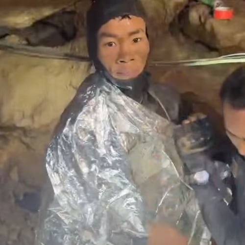This video grab provided by Metta Tham Rescue Kalasin, shows rescuers evacuating the first of five villagers, left, who had been trapped in a cave in Xaisomboun province, Laos, Friday, May 29, 2026. (Metta Tham Rescue Kalasin via AP)