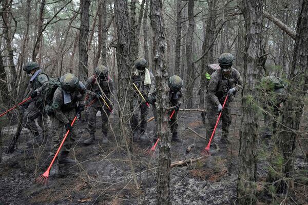 South Korean army soldiers work to prevent the further spread of wildfires in Uiseong, South Korea, Thursday, March 27, 2025. (AP Photo/Ahn Young-joon)