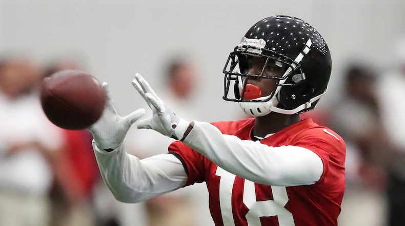 May 22, 2018 Flowery Branch: Atlanta Falcons first round draft pick wide receiver Calvin Ridley catches a pass during organized team activities on Tuesday, May 22, 2018, in Flowery Branch.   Curtis Compton/ccompton@ajc.com