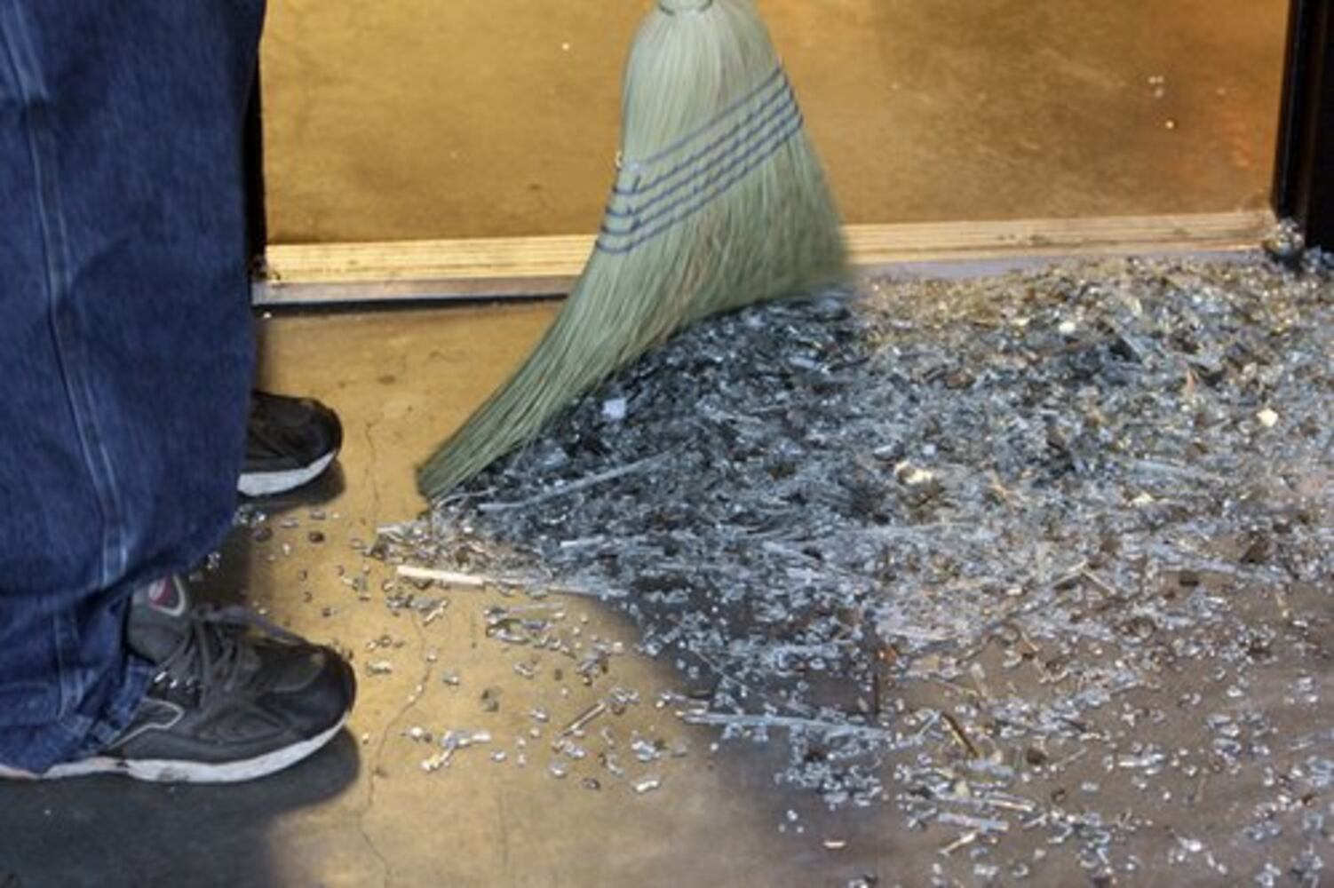 Burglars hit West End clothing store