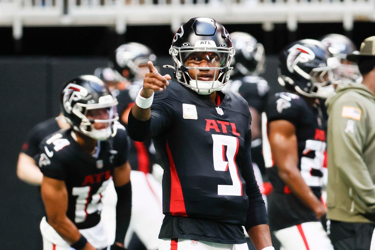 Atlanta Falcons quarterback Michael Penix Jr. (9) signals during warm-ups before the game against the Carolina Panthers at Mercedes-Benz Stadium on Sunday, Nov. 16, 2025, in Atlanta.
(Miguel Martinez/ AJC)