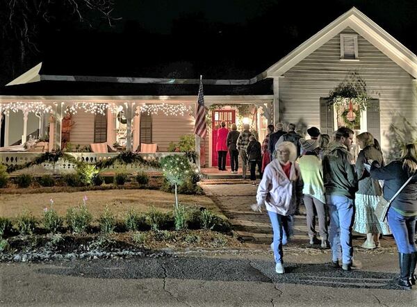 Crowds of tourists explored Downtown Madison last weekend for the annual 2022 Holiday Tour of Homes.