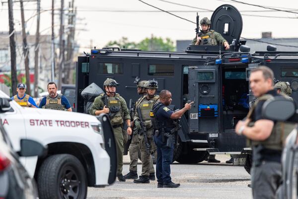 Law enforcement search for a fugitive that escaped a prison in New Orleans, Wednesday, May 21, 2025. (Chris Granger/The Times-Picayune/The New Orleans Advocate via AP)