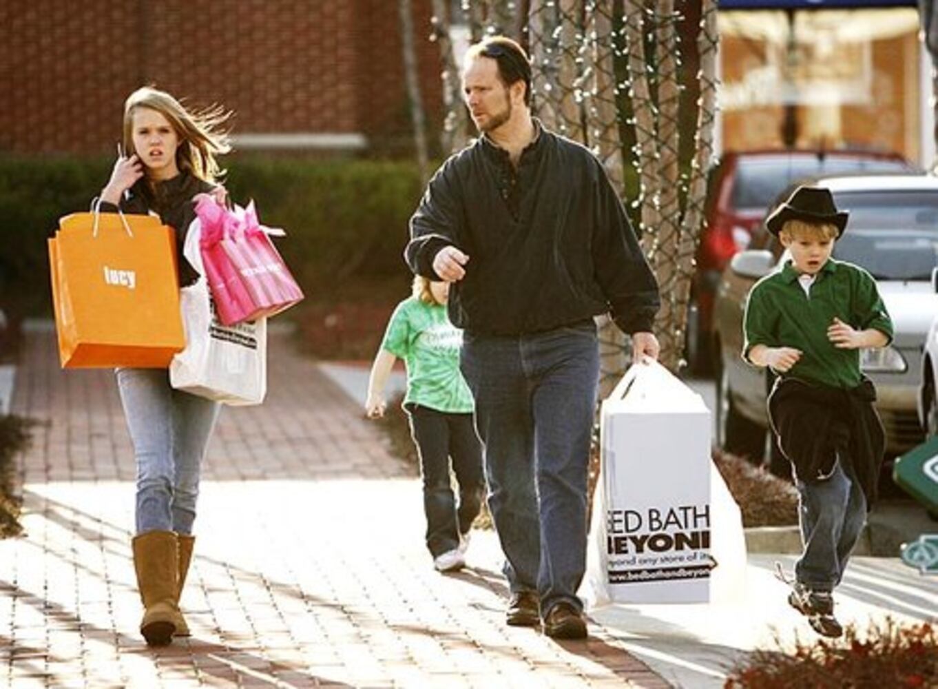 Last-minute shoppers search for deals