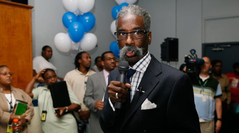 Barney Simms, then a Vice President with the Atlanta Housing Authority, meets with tenants of Bowen Homes to discuss their relocation from the complex in 2008. (AJC file)