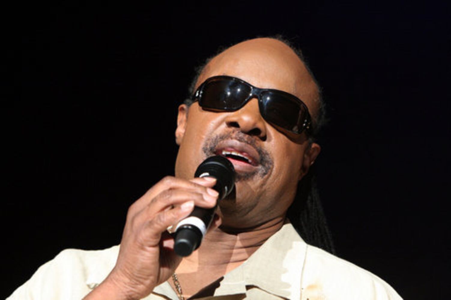 Stevie Wonder plays at Verizon