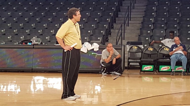 Ron Bell, kneeling in the background, watches Georgia Tech’s basketball team practice in 2016. Bell, a reformed prescription-drug addict and former prison inmate, befriended coach Josh Pastner, standing in the foreground, gaining remarkable access to Pastner’s teams and his family. Then their relationship dissolved amid allegations of NCAA violations, blackmail and sexual assault. Photo courtesy of Ron Bell.