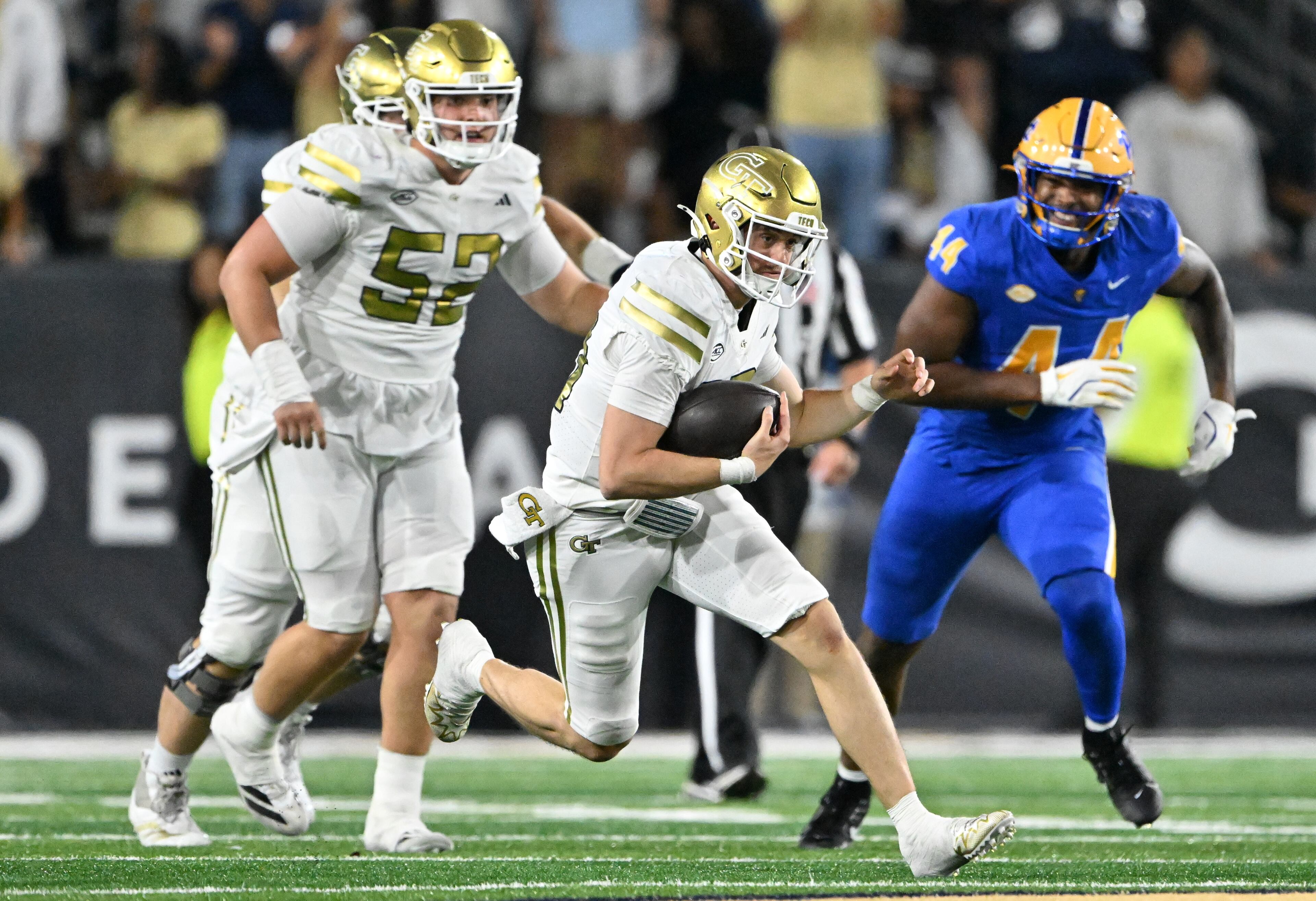 Georgia Tech quarterback Haynes King (10) runs the ball during the second half in an NCAA college football game at Bobby Dodd Stadium, Saturday, November 22, 2025 in Atlanta. Pittsburgh won 42-28 over Georgia Tech. (Hyosub Shin / AJC)