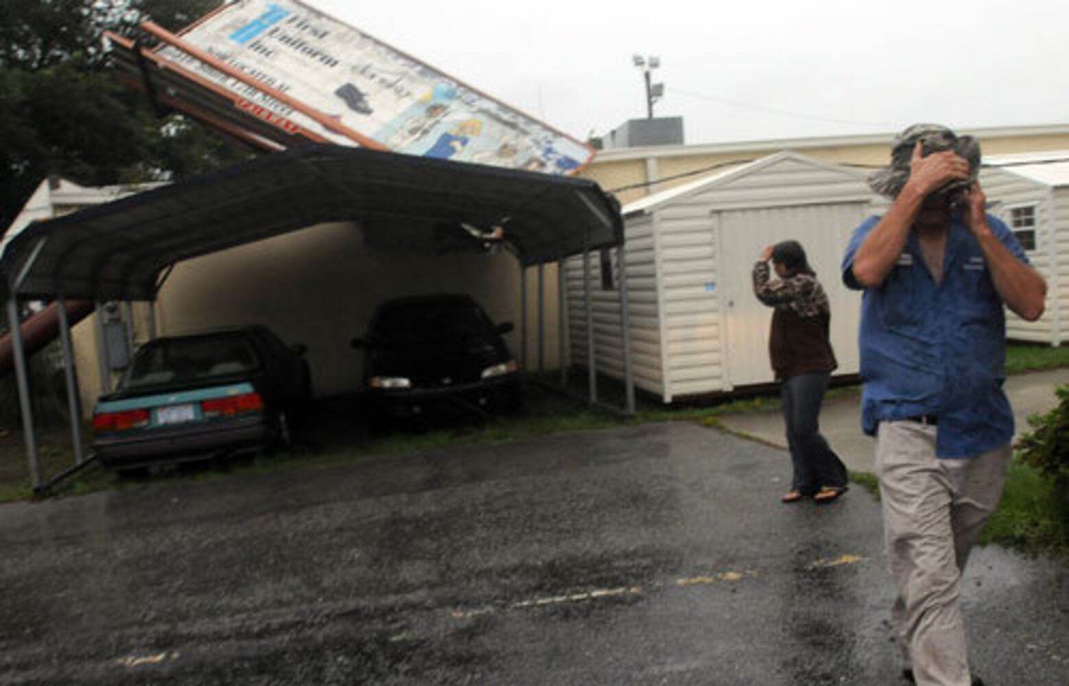 Hurricane Irene pounds North Carolina