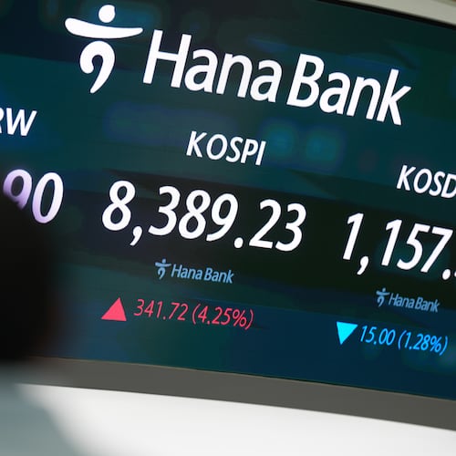 A dealer stands near the screens showing the Korea Composite Stock Price Index (KOSPI), the foreign exchange rate between U.S. dollar and South Korean won and the Korean Securities Dealers Automated Quotations (KOSDAQ) at a dealing room of Hana Bank in Seoul, South Korea, Wednesday, May 27, 2026. (AP Photo/Lee Jin-man)
