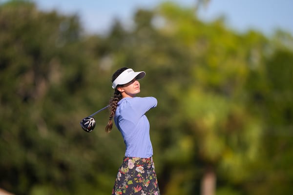 Atlanta's Lexie Toth plays her tee shot at the sixth hole during the round of 32 at the 2022 U.S. Women's Mid-Amateur on Tuesday at Fiddlesticks Country Club (Long Mean Course) in Fort Myers, Fla. (Darren Carroll/USGA)