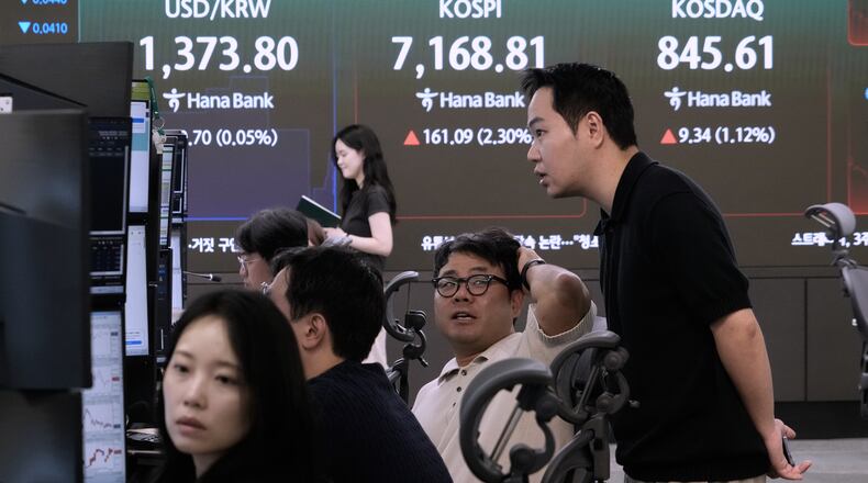 Currency traders work near a screen showing the Korea Composite Stock Price Index (KOSPI) and the foreign exchange rate between U.S. dollar and South Korean won at the foreign exchange dealing room of the Hana Bank headquarters in Seoul, South Korea, Tuesday, Sept. 22, 2026. (AP Photo/Ahn Young-joon)