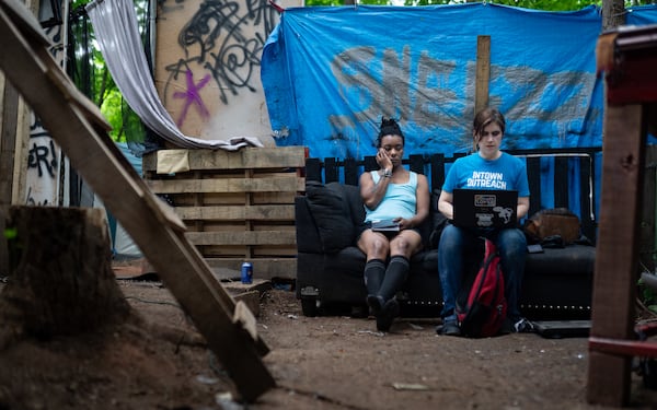 Tracy Woodard speaks to Yamesha Carr about her housing application. Tracy Woodard is a social worker with InTown Cares, a homeless advocacy group serving the Atlanta metro area. Friday, May 17, 2024 (Ben Hendren for the AJC)